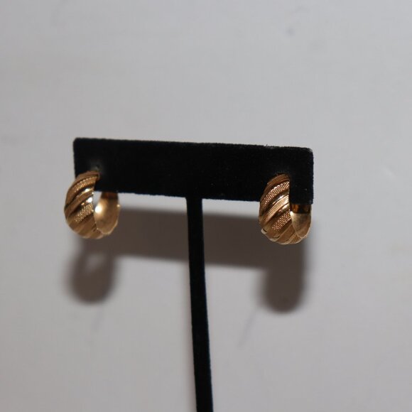 Beautiful vintage gold textured hoop earrings .75" - Picture 4 of 5